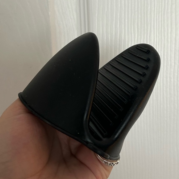 NWOT Silicone Oven Mitts - Picture 2 of 5